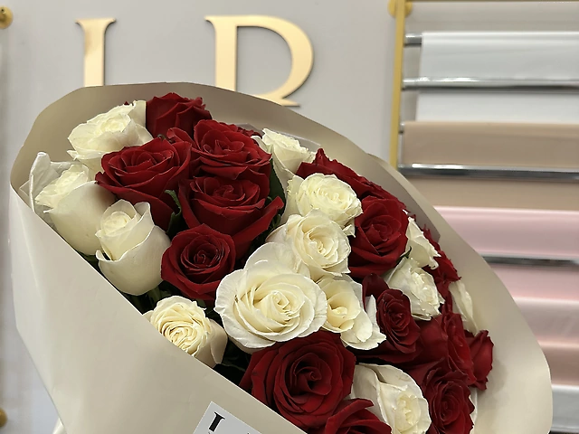 Мікс 27 троянд