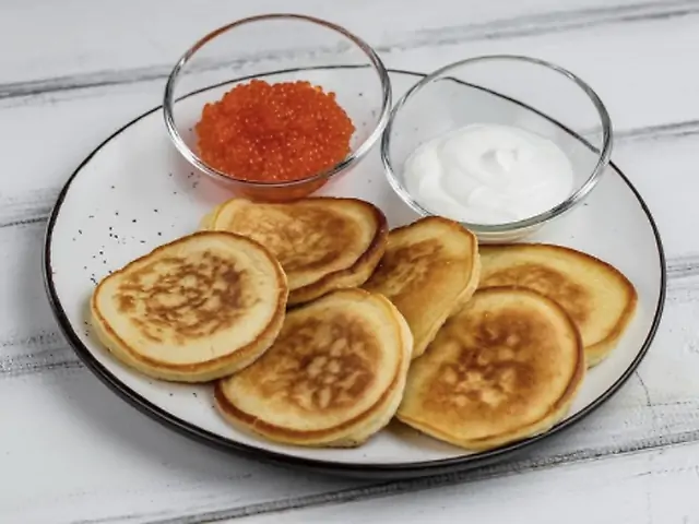 Червона ікра форелі з оладками та сметаною