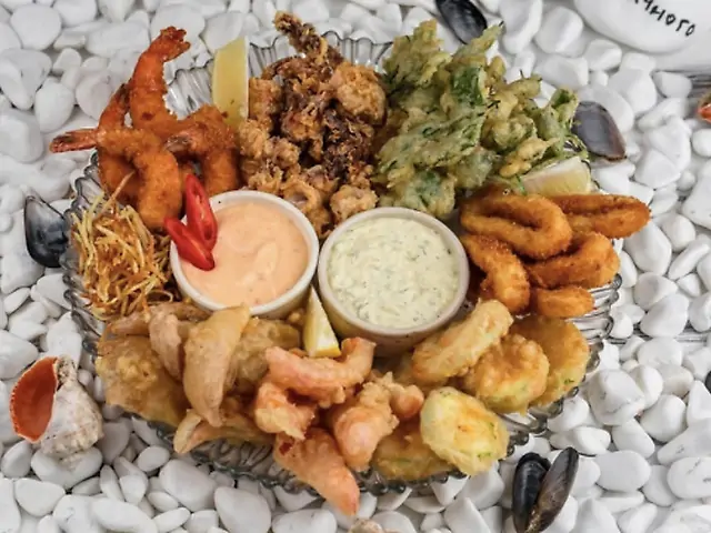 Фріто-місто (смажені у темпутрі та хрумкі хвости креветок, бебі-кальмари, атлантичний кальмар та м'ясо мідій)