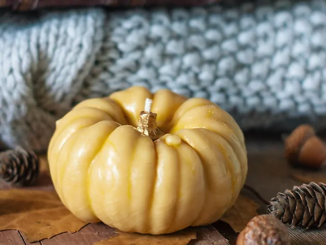 "Гарбуз XL" свічка з бджолиного та соєвого воску, натуральний