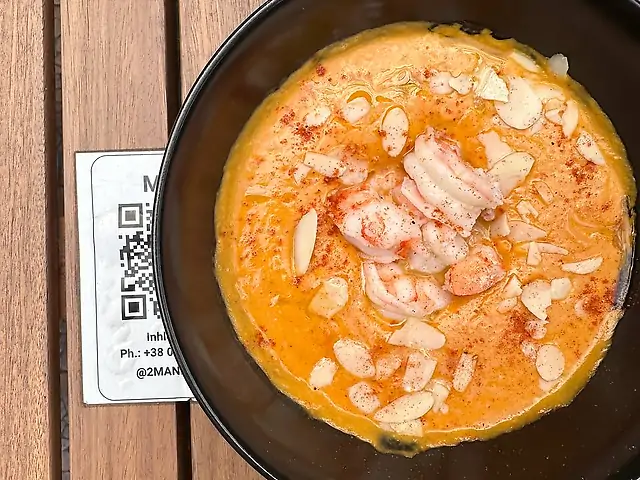 Гарбузовий крем-суп з креветками та трюфельною олією