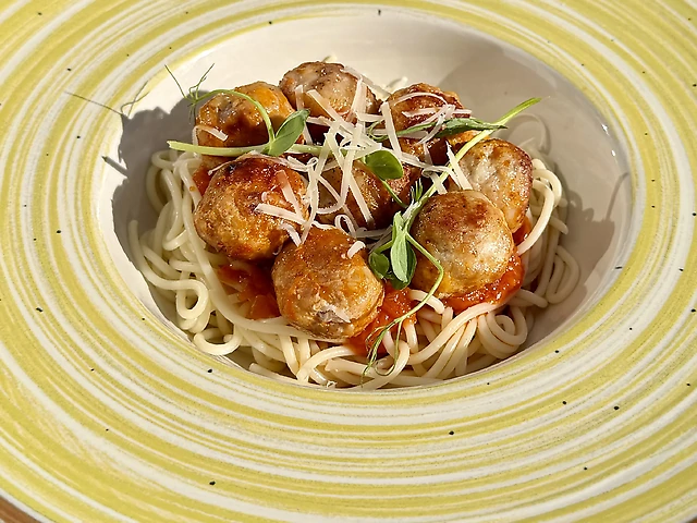 Спагетті з курячими тефтелями в томатному соусі