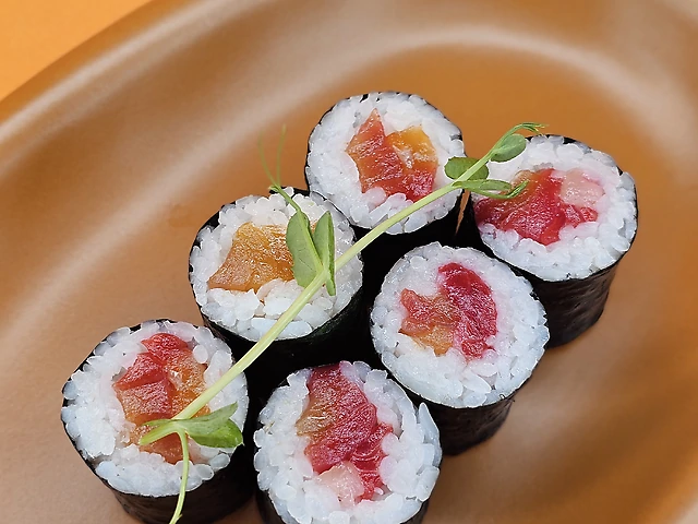 Макі з лососем гравлакс