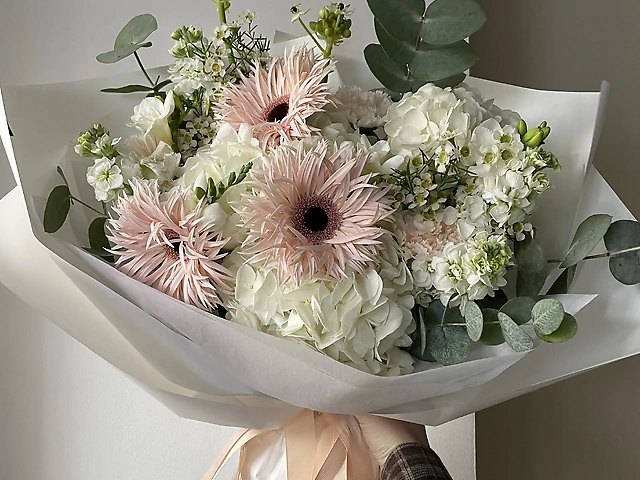 Ароматний букет у світлих відтінках