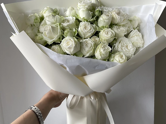 Букет білих кущових троянд