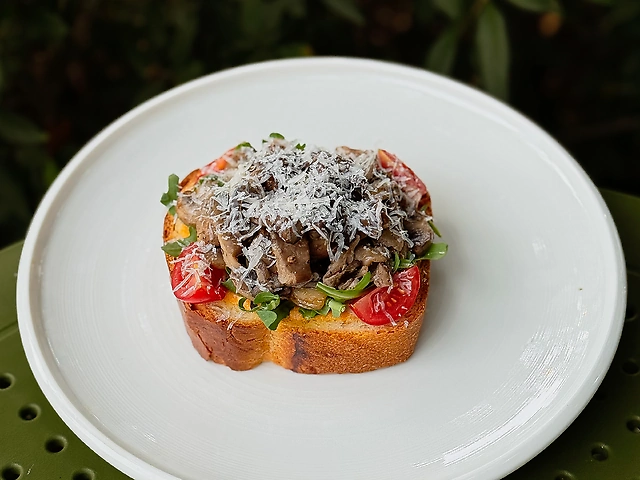 Тост з грибами та гарбузовим мусом