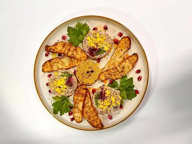 Форшмак із пряними чипсами та гранатом від Шефа