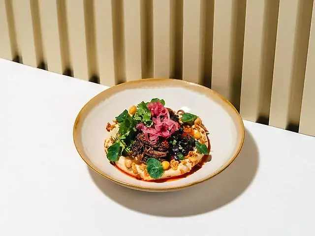 Томлені яловичі щічки з хумусом