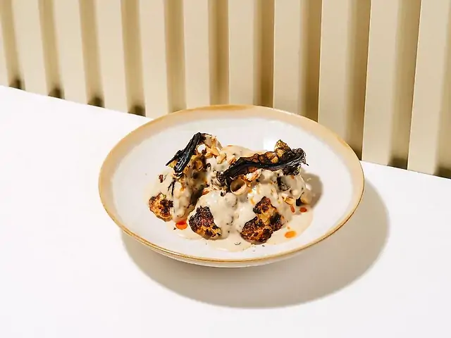 Цвітна капуста запечена в печі з соусом тартур та фундуком