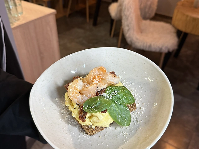 скрембл на тості з креветкою та вʼяленими томатами