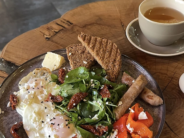 яєчня з печеним перцем та вяленими томатами