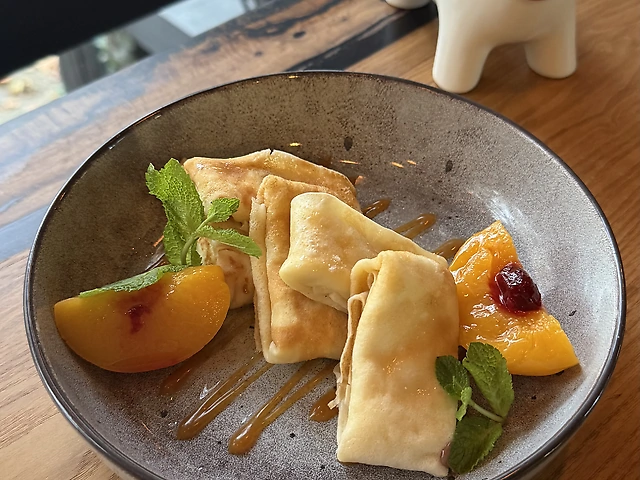 млинці з сиром та персиком