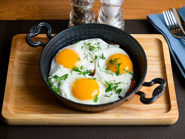 Яєчня оката з овочами та беконом