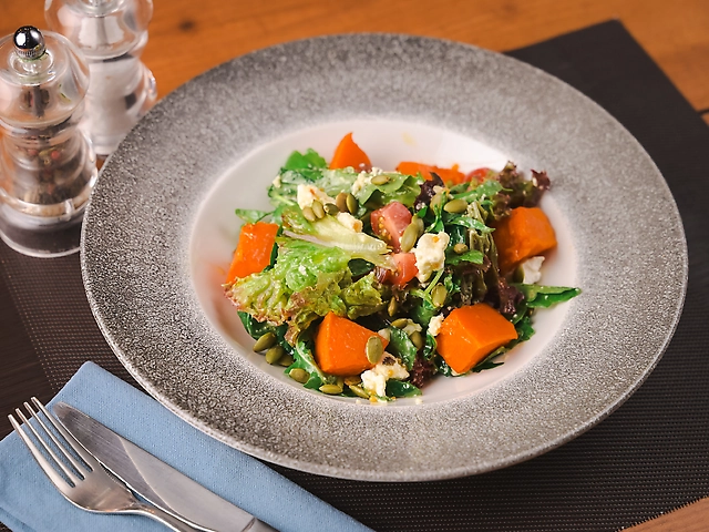 Салат з печеним гарбузом і бринзою