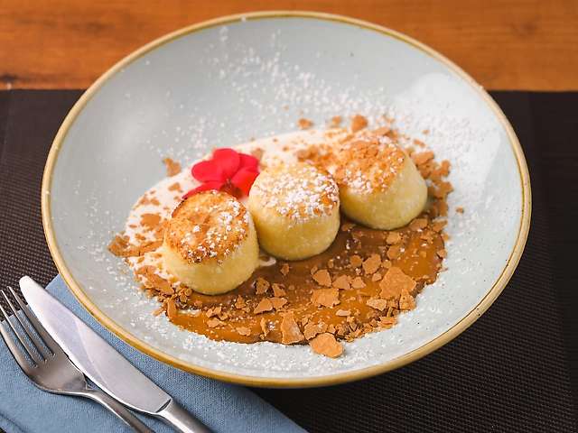 Сирники зі згущенкою та сметаною