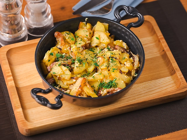 Картопля по-домашньому з яйцем та беконом