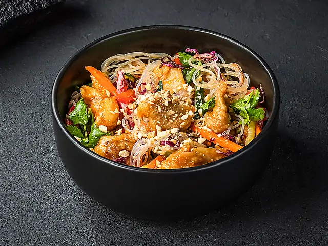 Салат з холодною рисовою локшиною та куркою