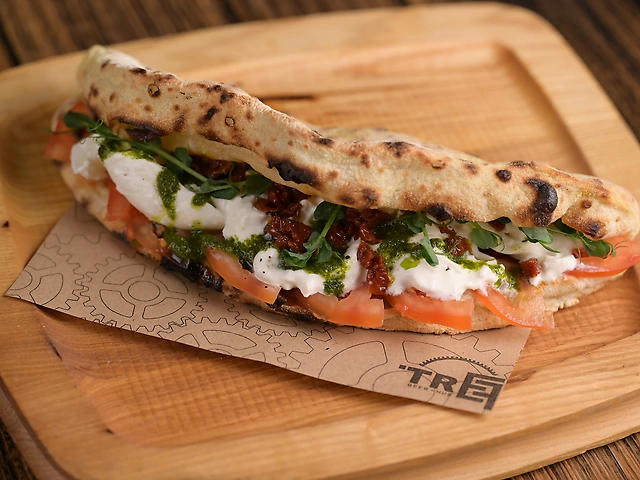 Sandwich Pizza з місцевою буратою та соковотими томатами мікадо