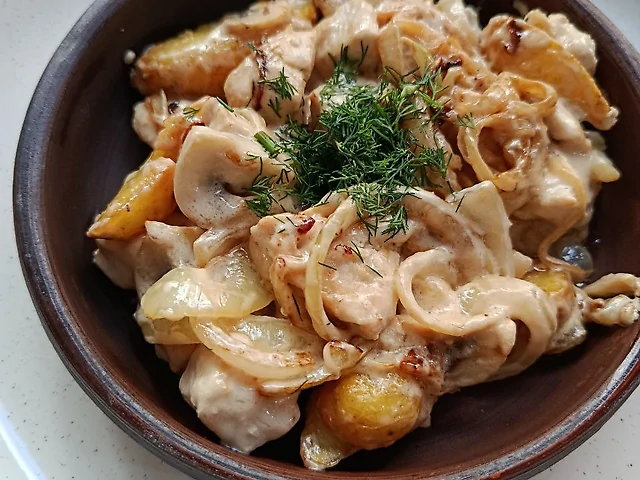 Сковорідка з курячою печінкою.