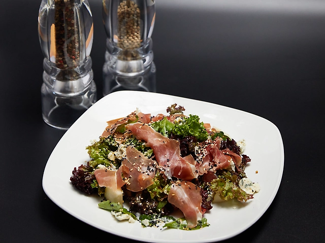 Салат с хамоном и грушей.