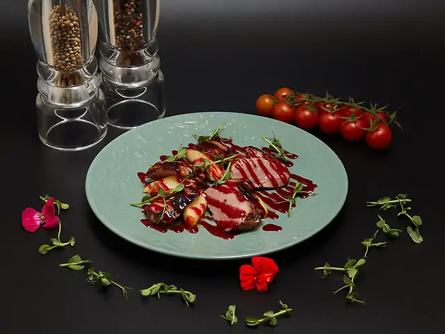 Утиная ножка с яблоком и ягодным соусом