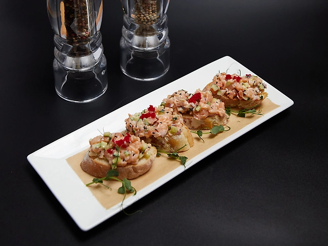 Брускетты с лососем