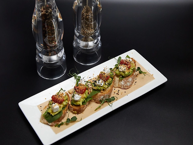 Брускетты с авокадо и фетой