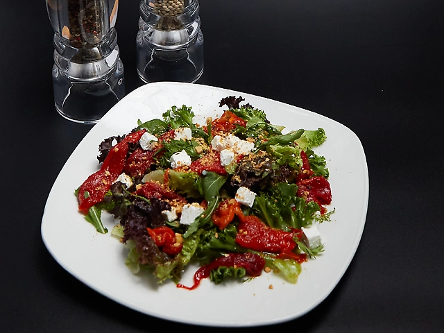 Салат с печеным перцем и Фетой