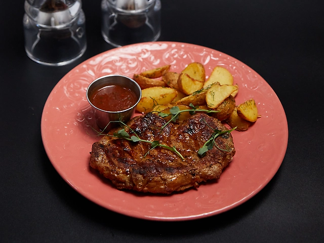 Стейк из свинины с картофелем