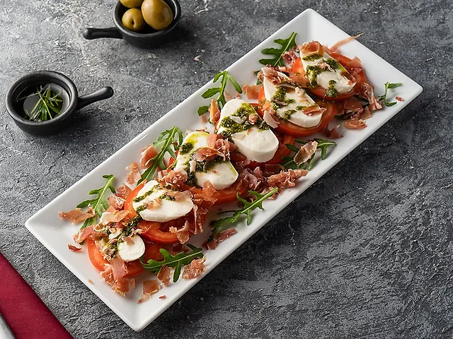 Капрезе с прошуто крудо