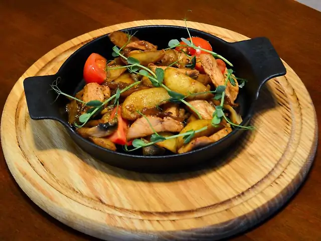 Гаряча сковорідка з куркою