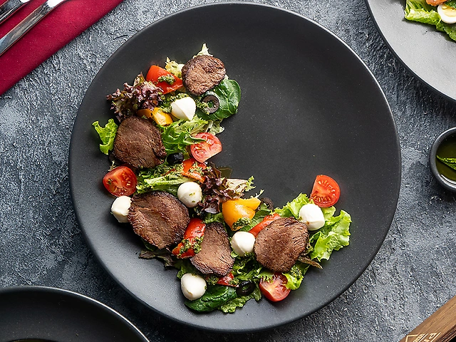 Салат з яловичиною гриль та бебі моцарелою