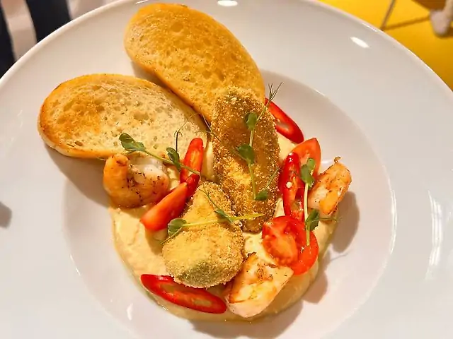 Хумус з креветками та авокадо