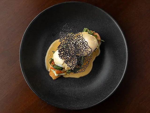 Авокадо тост з лососем та руколою