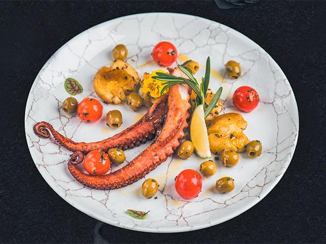 Осьминог с краш картофелем