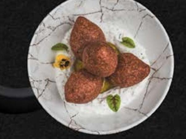 Кибби с телятиной и соусом из лабне с орехами