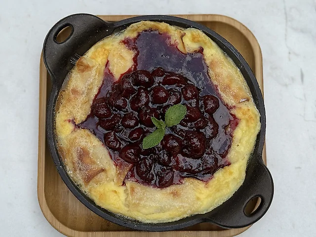 Млинці запечені в соусі з вишнями